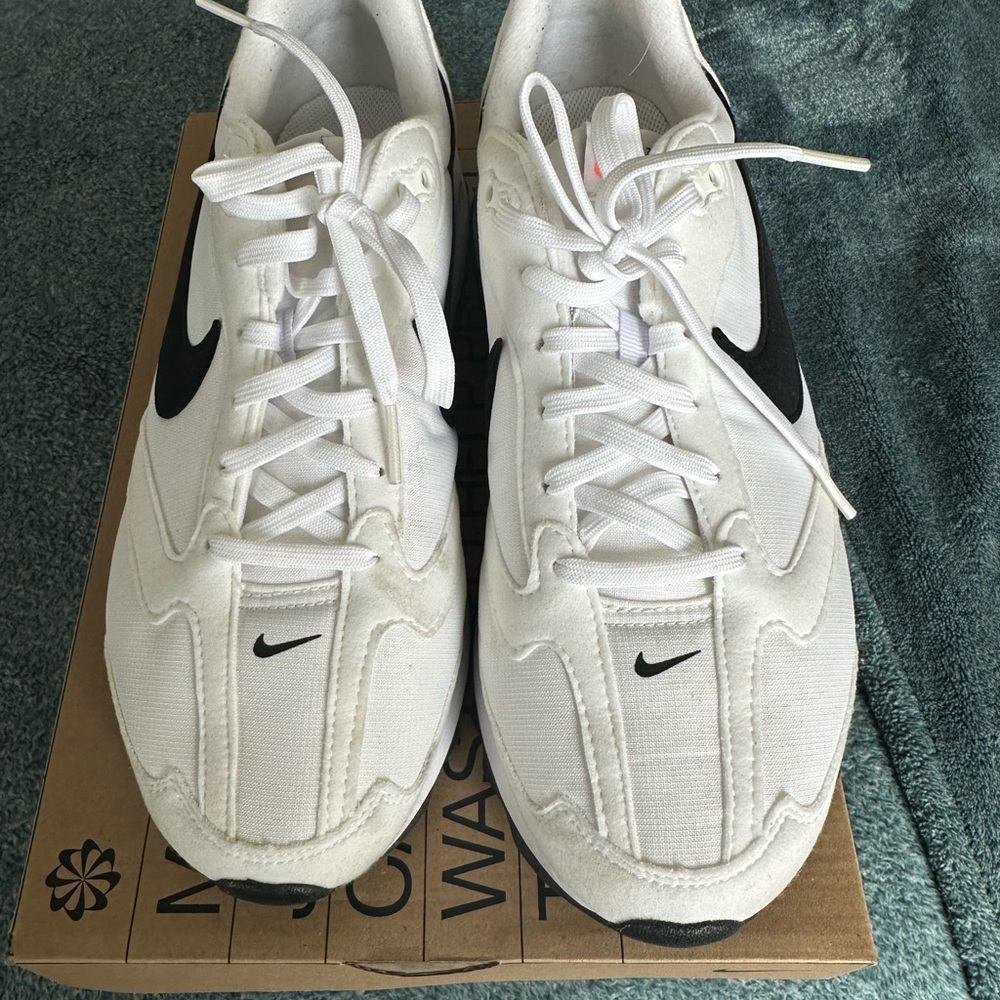 Gently Worn Nike Air Max Dawns Women’s 10.5 Black and White Sneakers